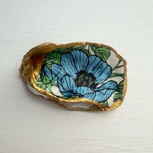 CLOSING SALE •5/$25• NWT Decorative Blue Poppy 3” Oyster Shell Cluster